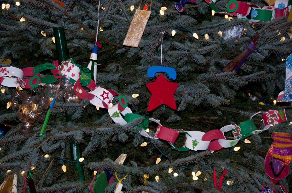 Holiday Pet Travel and Safety Tips, a picture of a christmas tree